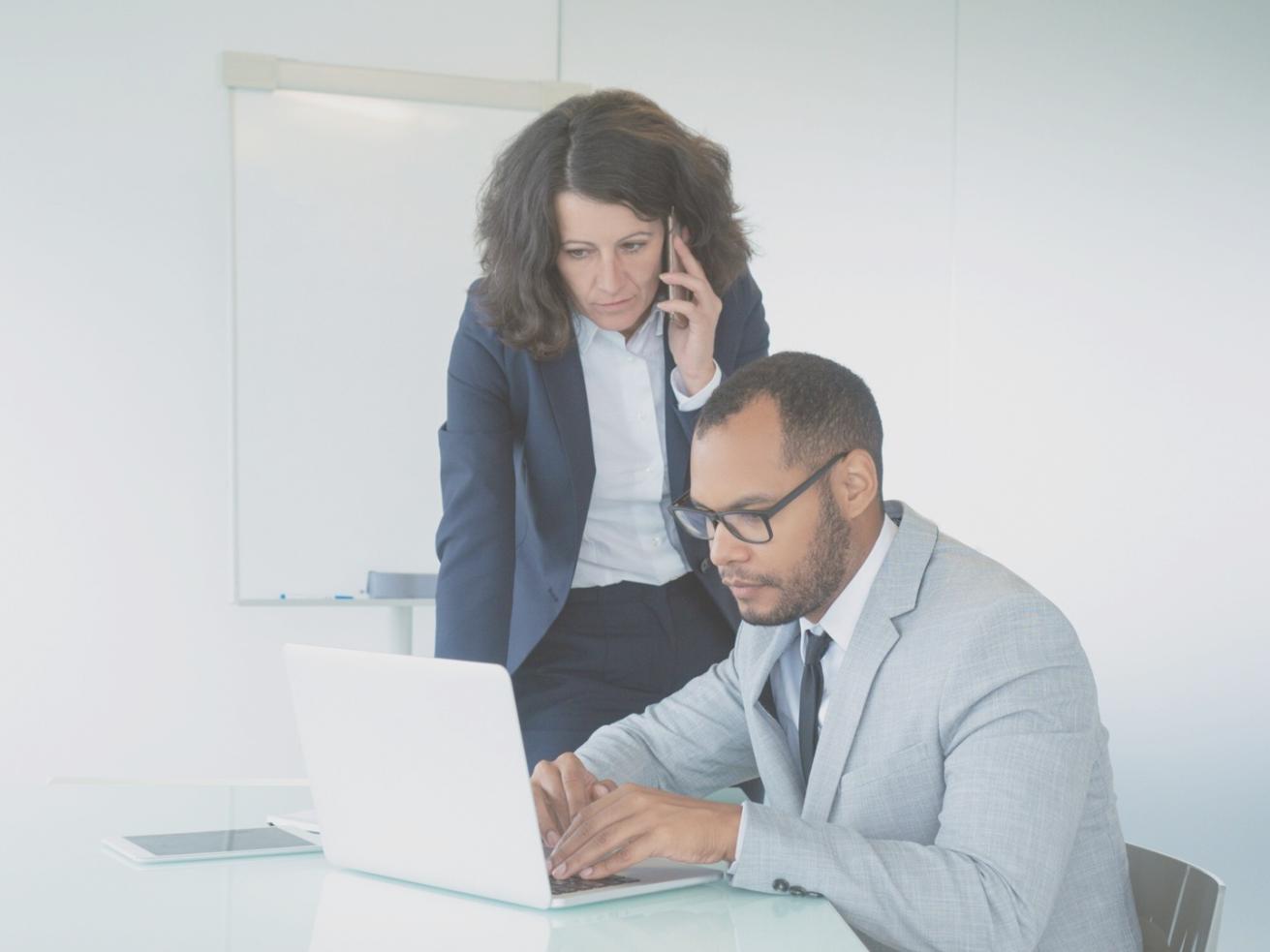 Ambiente di apprendimento professionale con postazioni attrezzate